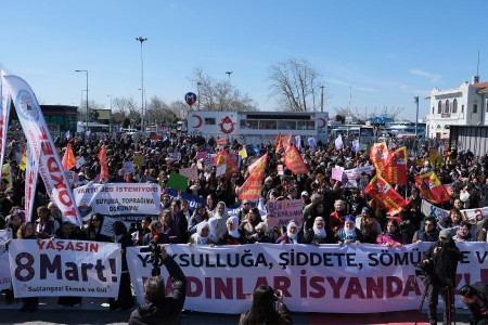 8 Mart 2026 | İstanbul'da kadınlar savaşa, şiddete ve yoksulluğa karşı sokakta!