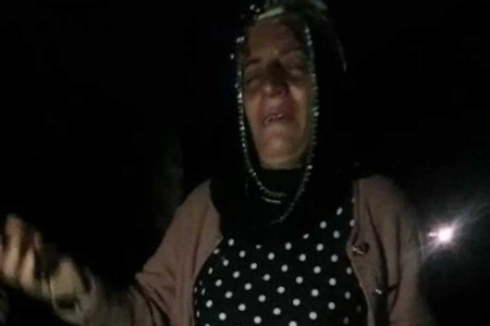 Başkale’de evi yıkılan kadın yaşadıklarına ağıt yaktı