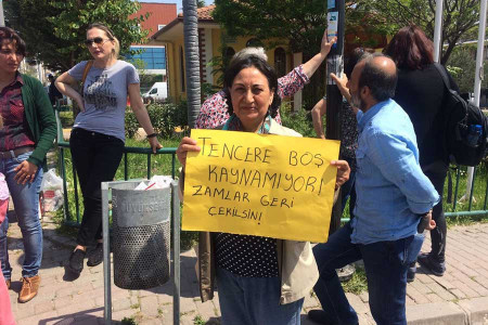 Ucuz ekmek kuyruğunda, pazar alışverişinde kadınlar: Geçinemiyoruz