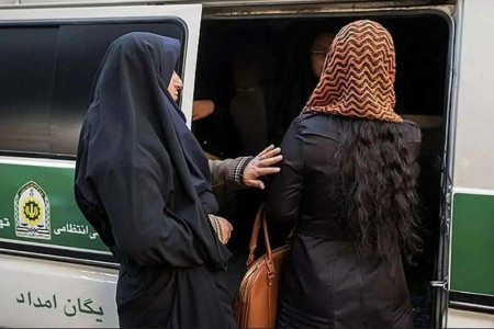 İran’da bir kadına, başörtüsü nedeniyle polis ateş açtı