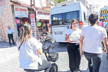 Okul zili kuru ekmeğini gazete kağıdına saran çocuklar için çaldı