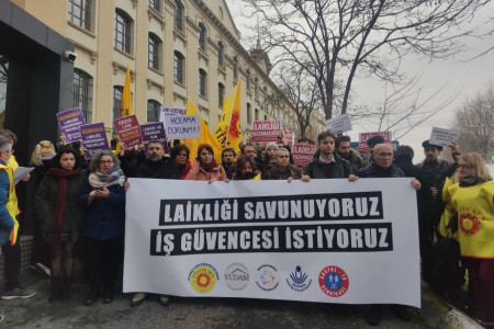 Hedef gösterilen Sayın için üniversite önünde eylem