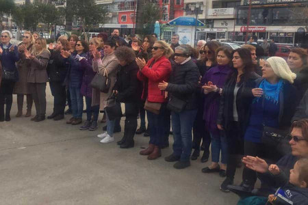 Kuşadası’nda yasağa rağmen kadınlar sokağa çıktı