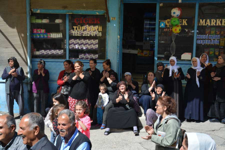 Milletvekili adayları Ulaş Mahallesi halkıyla buluştu: Hiç kimseyi karanlık güçlere teslim etmeyeceğiz