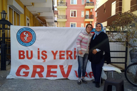 241 gündür grevde olan hasta bakıcılara usulsüzlük davası