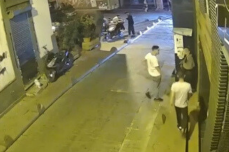 Bir kadına cinsel saldırıda bulunan iki erkek tepkiler üzerine tutuklandı