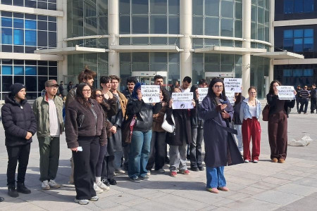 Erciyes Üniversitesi öğrencileri Meliha Keskin davasının 2. duruşmasında Adliye önündeydi