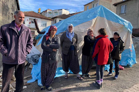 Kiralar yüksek, bir süre daha çadırdayız