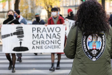 Polonya'da kürtaj yasaklandı, binlerce kadın yasağa karşı sokağa eylem yaptı