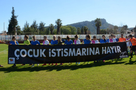 GÜNÜN TEPKİSİ: Kadınlar Ligi maçında kadınlar şiddeti ve istismarı protesto etti