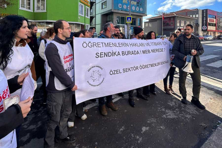 Özel sektör öğretmenlerinden şemsiyeli saldırıya şemsiyeli protesto: ‘Sendikalaşarak kazanacağız’