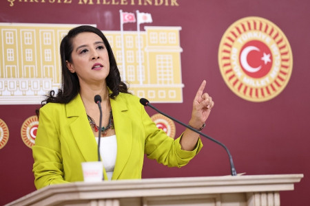 Karaca’dan Bakan Yerlikaya’ya tepki: ‘Sizin işiniz ilkel intikam duygularını okşamak mı, yoksa bu suçların önüne geçmek mi?’