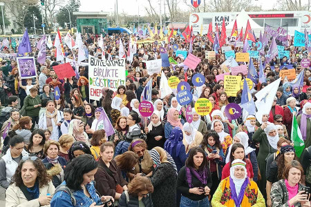 8 MART 2020| Krize ve şiddete karşı isyanda, tüm dünyada sokaktayız!