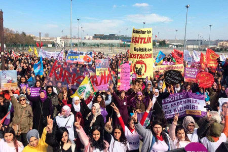 Kadınlar krize, şiddete, eşitsizliğe, savaşa karşı sokakta