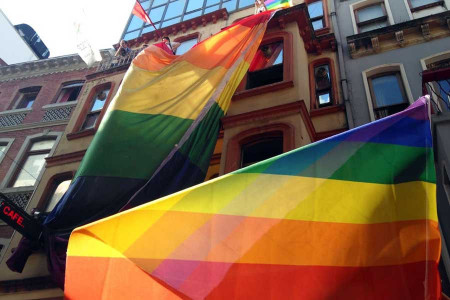 LGBTİ+ ve gökkuşağı renklerine +18 uyarısı şartı: Renklerden bile korkuyorlar