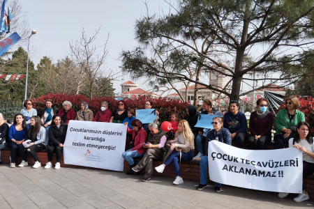 Küçükçekmeceli kadınlardan çocuk istismarına karşı eylem: 'Devlet çocukları korumuyor'