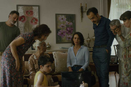 Zuhal’in yönetmeni Nazlı Elif Durlu: Hem her yerdeyiz, hem hiçbir yerdeyiz