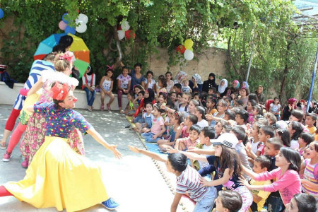 GÜNÜN KAHKAHASI: Savaşın ağır yükünü taşıyanlara gülmeyi hatırlatmak…