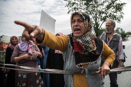 Kadınlar uyuşturucuya karşı yol kapattı