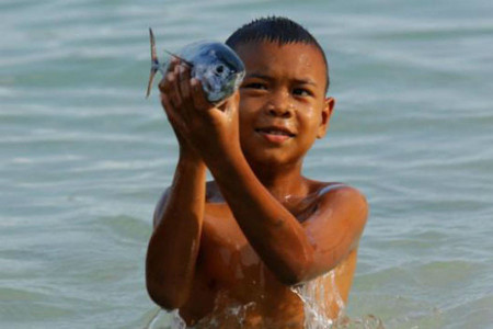 GÜNÜN BİLGİSİ: Yürümeden yüzmeyi öğrenen Moken çocuklar