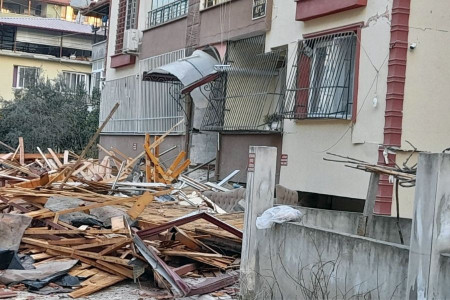 Eğitim enkaz altından çıkamadı