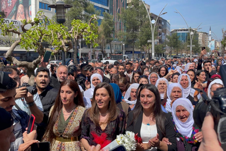 'Halkın direnişi ile belediyemizi aldık'