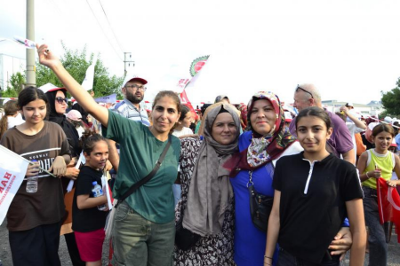Grevdeki Yolbulan işçilerinin aileleri: Çocuklarımızın rızkını istiyoruz, alacağız!