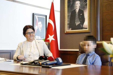 Aile Bakanı Derya Yanık, koruma altındaki çocuğu ifşa etti, Bakana tepkiler büyüyor