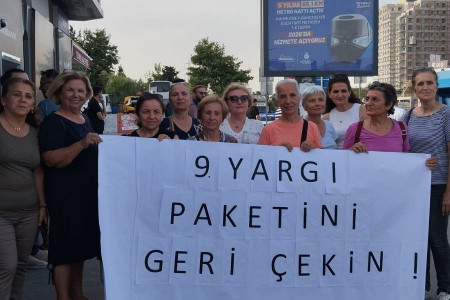 Kadınlar Küçükçekmece'de ‘9. Yargı Paketini geri çekin’ diyerek buluştu