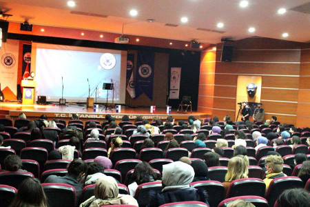 Genç kadınların sesi, sözü açık kürsüden yükseldi: İstanbul Aydın Üniversitesinde 8 Mart Buluşması