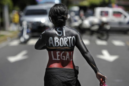 El Salvador’da kürtaj yasağı ya öldürüyor ya hapsediyor