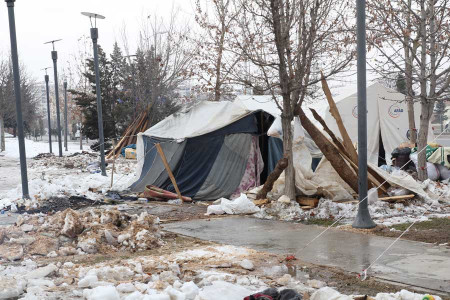 Depremin üzerinden iki hafta geçti koşullar iyileşmiyor: Çadır, tuvalet, su acil ihtiyaç