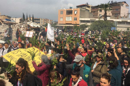 Samandağ’da kadınlar bahur ve reyhanlarla yürüdü| Gitmiyoruz, buradayız