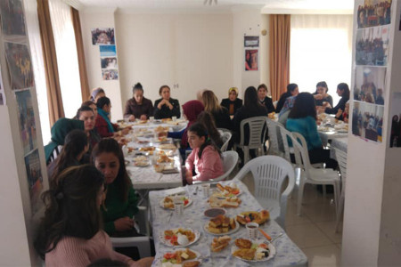Esenyalı’da kadınlar kahvaltıda buluştu: En öncelikli talep KREŞ