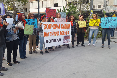 Bornovalı kadınlar şiddete ve yargı paketine karşı sokağa çıktı