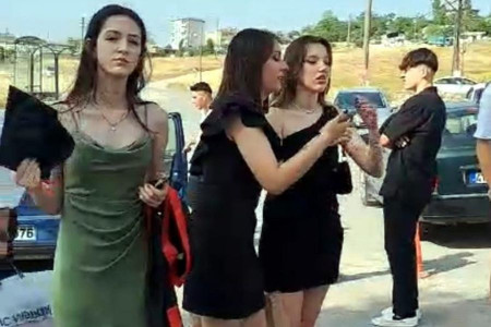 Öğrencileri 'uygunsuz kıyafet' diyerek mezuniyet törenine almadılar!