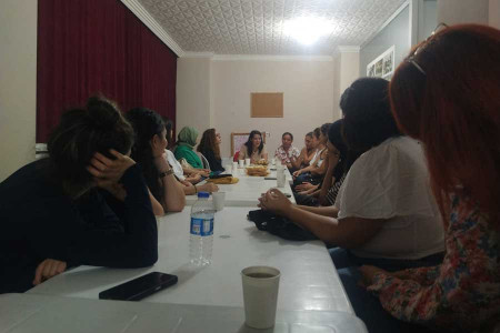 EMEP Milletvekili Sevda Karaca Esenyalı Kadın Dayanışma Derneğinde kadınlarla bir araya geldi