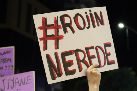 Van YYÜ öğrencilerinden Rojin için eylem: ‘Korkma çünkü birbirimize sahibiz!’