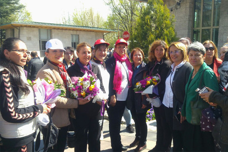 Çanakkale’den Ankara’ya ulaşan kadınlar imzaları Meclise iletti
