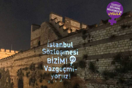 ‘İstanbul Sözleşmesi Bizim, vazgeçmiyoruz’ haykırışı Topkapı surlarında