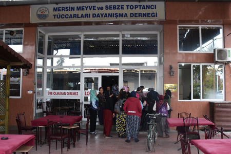 Mersin’de paketleme işçisi 300 kadın çalışma koşullarına isyan etti