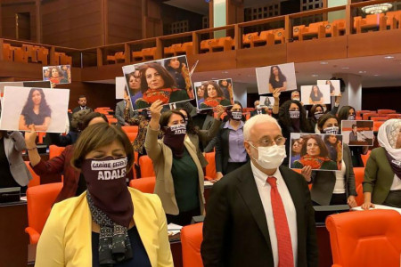 HDP’li vekillerden Garibe Gezer ve Aysel Tuğluk için Mecliste eylem