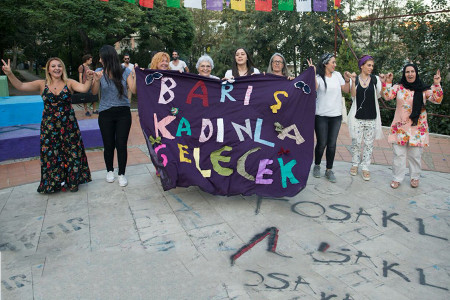 Kadınlar ‘barış’ için meydanlarda