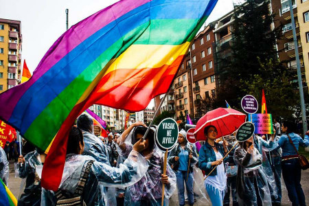 GÜNÜN DİKKATİ: Çalışırken cinsel kimliklerini gizlemek zorunda kalıyorlar