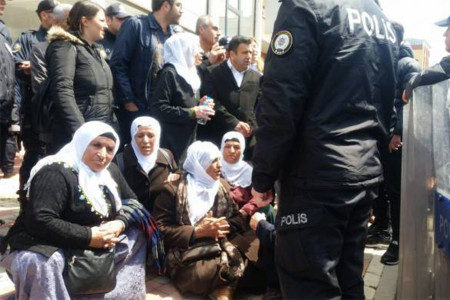 Gebze’de anneler yerlerde sürüklenerek gözaltına alındı