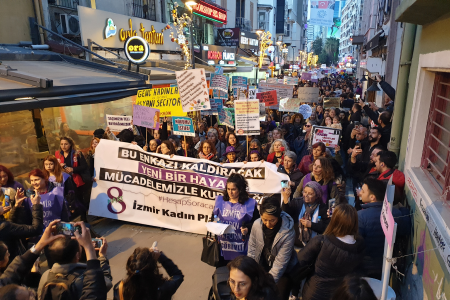 İzmir'de 8 Mart'ta kadınlar sokakta: 'Bu enkazı kaldıracak, yeni bir hayatı mücadelemizle kuracağız'