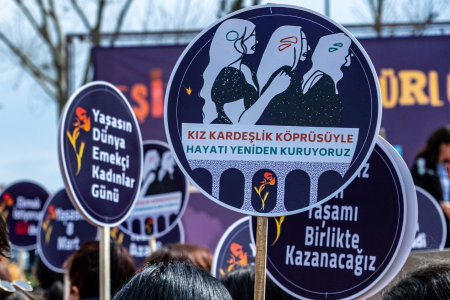 Depremin enkazını kadınlar sırtladı