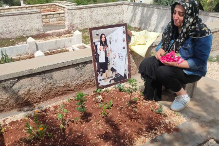 Feray Şahin’in annesi Anneler Günü’nde kızının mezarı başındaydı: Adalet ne zaman gelecek?