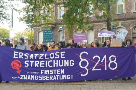 Uluslararası Güvenli Kürtaj Günü’nde Almanya’da eylemler yapıldı: Güvenli kürtaj haktır!