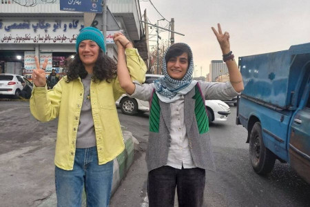 Serbest bırakılan İranlı gazetecilere 'başörtü kurallarına uymamaktan' dava açıldı